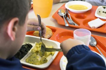 bambino che mangia in mensa